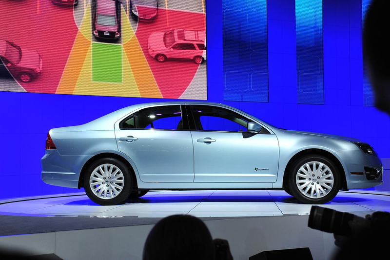 Illustration for article titled 2010 Ford Fusion Pricing Starts Under $19,300, Hybrid At $27,270
